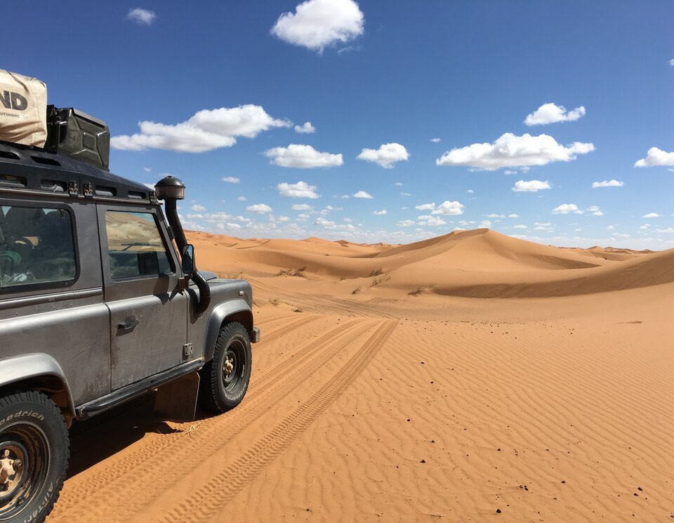 Himmel und Sand | © 4x4 Exploring GmbH Nichts als Wüste und Sand und der blauer Himmel in einem echten Allradfahrzeug. Offroad Marokko | © 4x4 Exploring GmbH