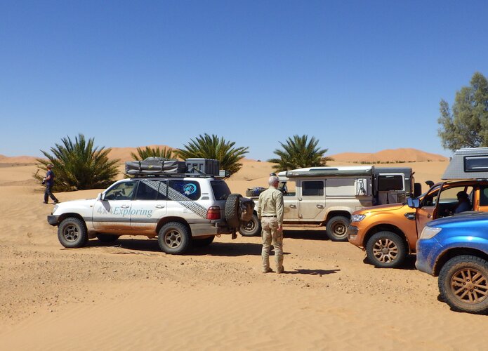 Vier Allradfahrzeuge machen eine Pause vor dem nächsten Streckenabschnitt. Offroad Marokko  | © 4x4 Exploring GmbH