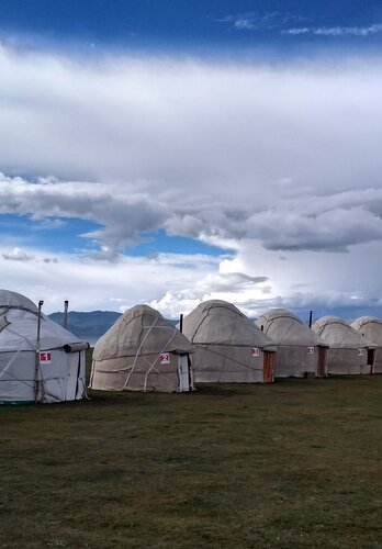 Die Expedition übernachtet in einer echten Nomadenjurte. Traditionelles Abendessen rundet das Erlebnis ab. Offroad Kirgistan | © 4x4 Exploring GmbH 