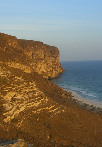 Ein Teil der Strecke führt an ein felsigen Küstenabschnitt. Bei Sonnenuntergang ist es besonders schön. Offroad Oman  | © 4x4 Exploring GmbH