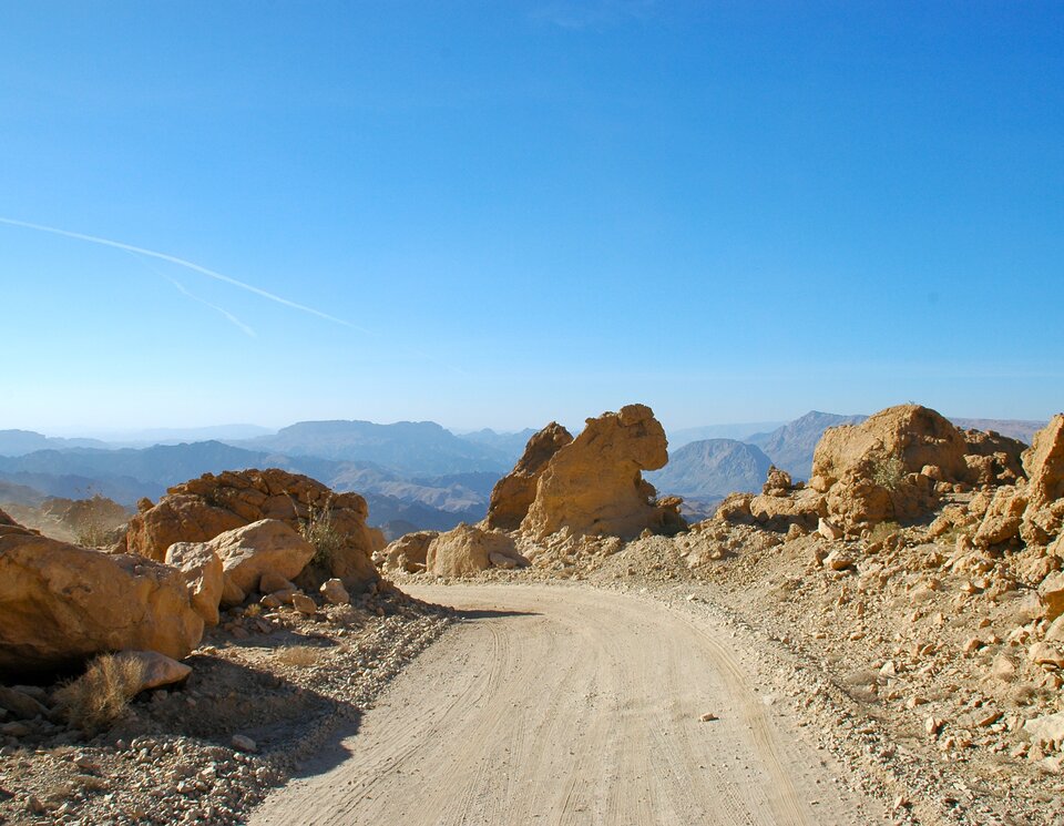 Bergkulissen beim Offroad im Oman. | © 4x4 Exploring GmbH Die Vielfalt der Landschaften mit Felsen, Wüsten, Steppen ist in Oman beim Offroad gross Offroad Oman. | © 4x4 Exploring GmbH