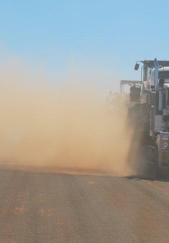 Begegnung mit einem Truck im australischen Outback | © 4x4 Exploring GmbH