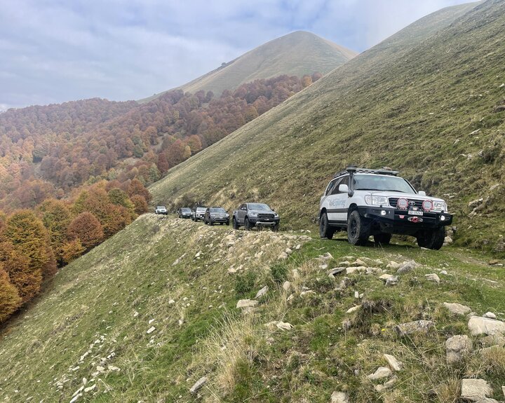 Der Konvoi bricht auf | © 4x4 Exploring GmbH Die Allradfahrzeuge passieren eine Rampe auf dem Weg zum nächsten Abschnitt. Offroad Lombardei | © 4x4 Exploring GmbH