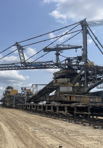 Die Offroadtour führt an einem Stahlkoloss in einer Tagebaugrube. Offroad Polen | © 4x4 Exploring GmbH