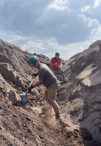 Das Team der 4x4 Exploring präpariert einen Streckenabschnitt vor und schaufelt den Sand zu recht. Offroad Polen | © 4x4 Exploring GmbH