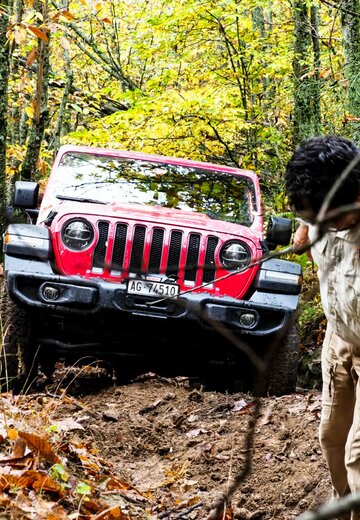 Seilwindenlektion im Offroad Aufbaukurs und Perfektionstraining Toskana | © 4x4 Exploring GmbH Seilwindeneinsätze unter realen Bedingungen im Offroad Aufbautraining und Perfektionstraining Toskana. | © 4x4 Exploring GmbH