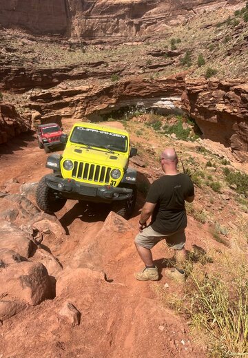 Zu Fuss zu gefährlich | © 4x4 Exploring GmbH Was so aussieht ist aus so. Ein sehr grobes Gelände mit sehr hohen Steinen, die als Treppe fürs Weiterkommen genutzt werden. Offroad Moab | © 4x4 Exploring GmbH