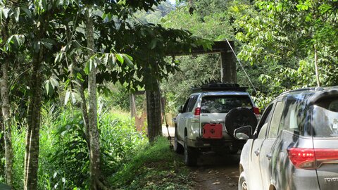 Der Konvoi bricht auf in den Dschungel, bereit viele Herausforderungen zu meistern. Offroad Costa Rica | © 4x4 Exploring GmbH 